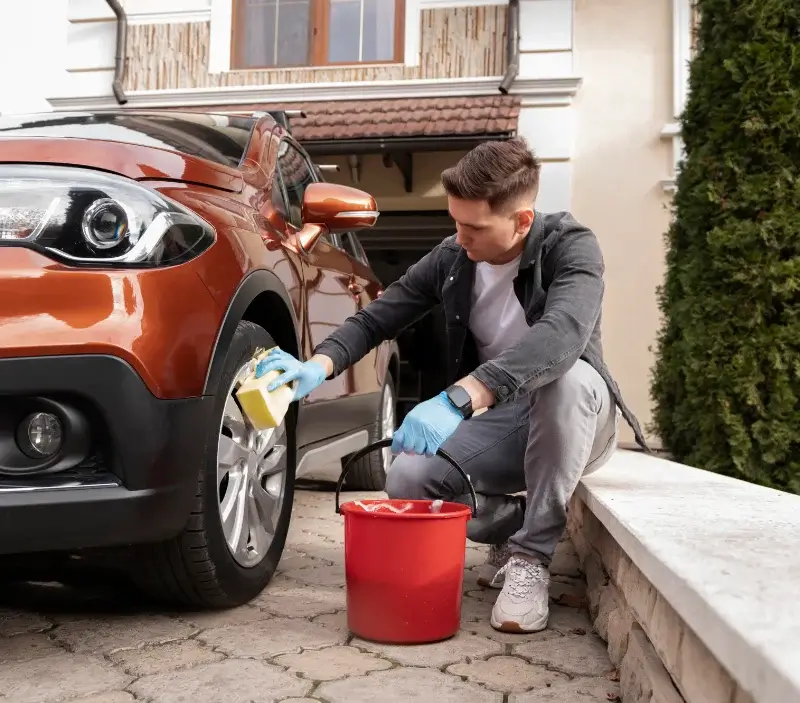 Lavage auto à domicile Mézières-sur-Ponthouin : professionnel intervenant sur un véhicule